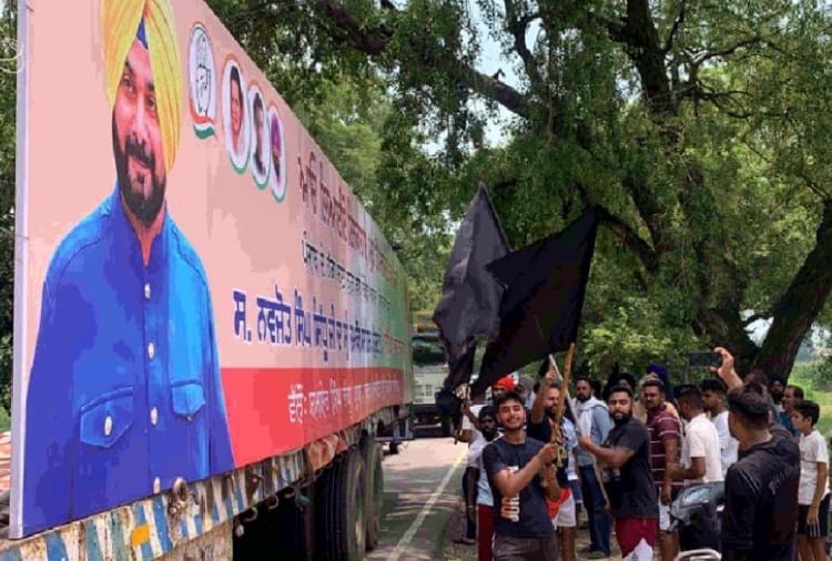 Farmers show Black Flags to Punjab Congress Chief Navjot Sidhu in Ropar