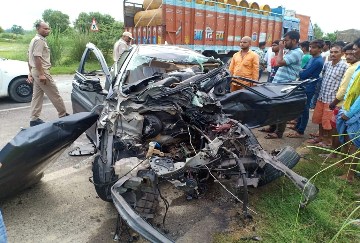 Big road accident in Pratapgarh death of assistant professor along with cousin