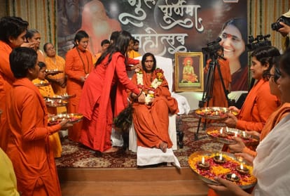 Guru Purnima 2021 disciples worshiped the gurus in vrindavan