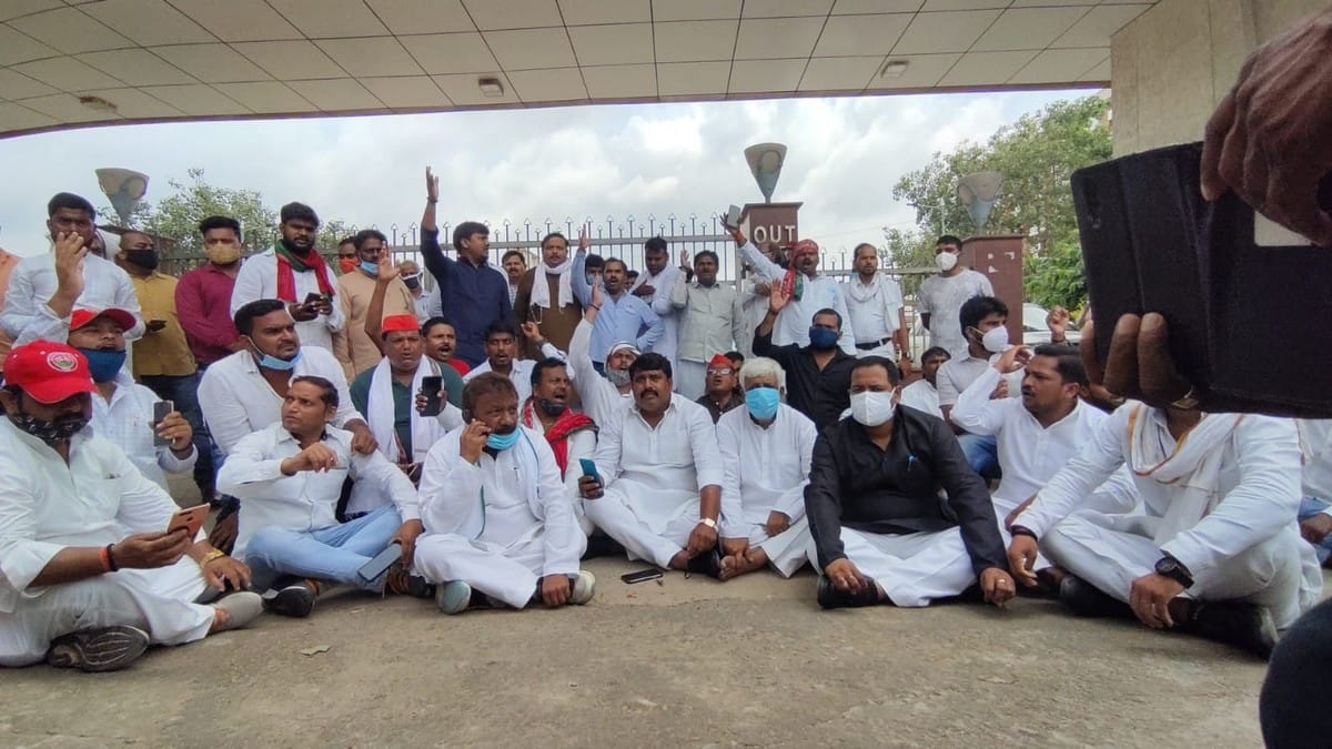 Samajwadi party representative protest outside at trauma center while going to meet victim in varanasi