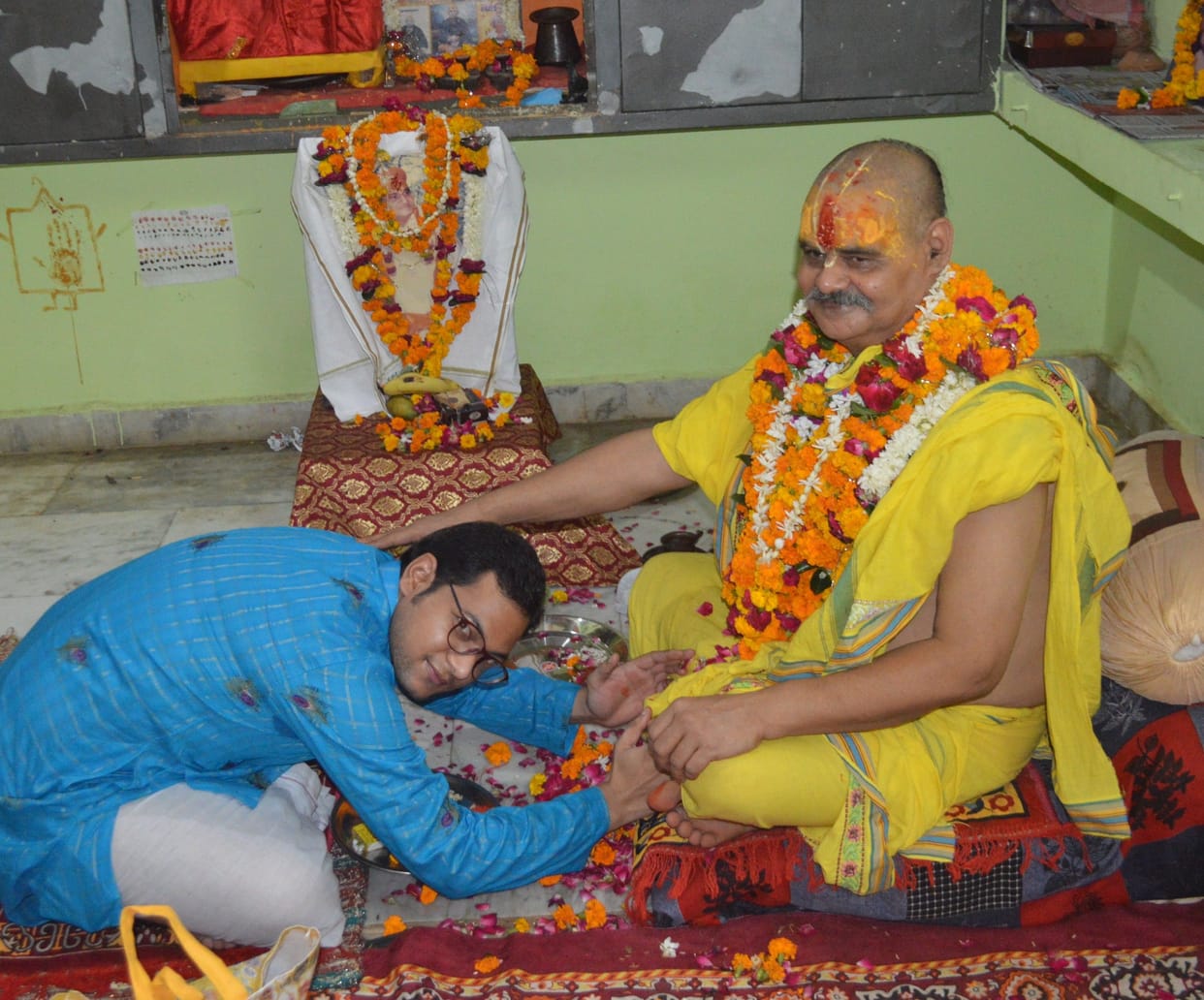 Hathras: All the pilgrimage places are at your feet, O Gurudev, salute at your feet...