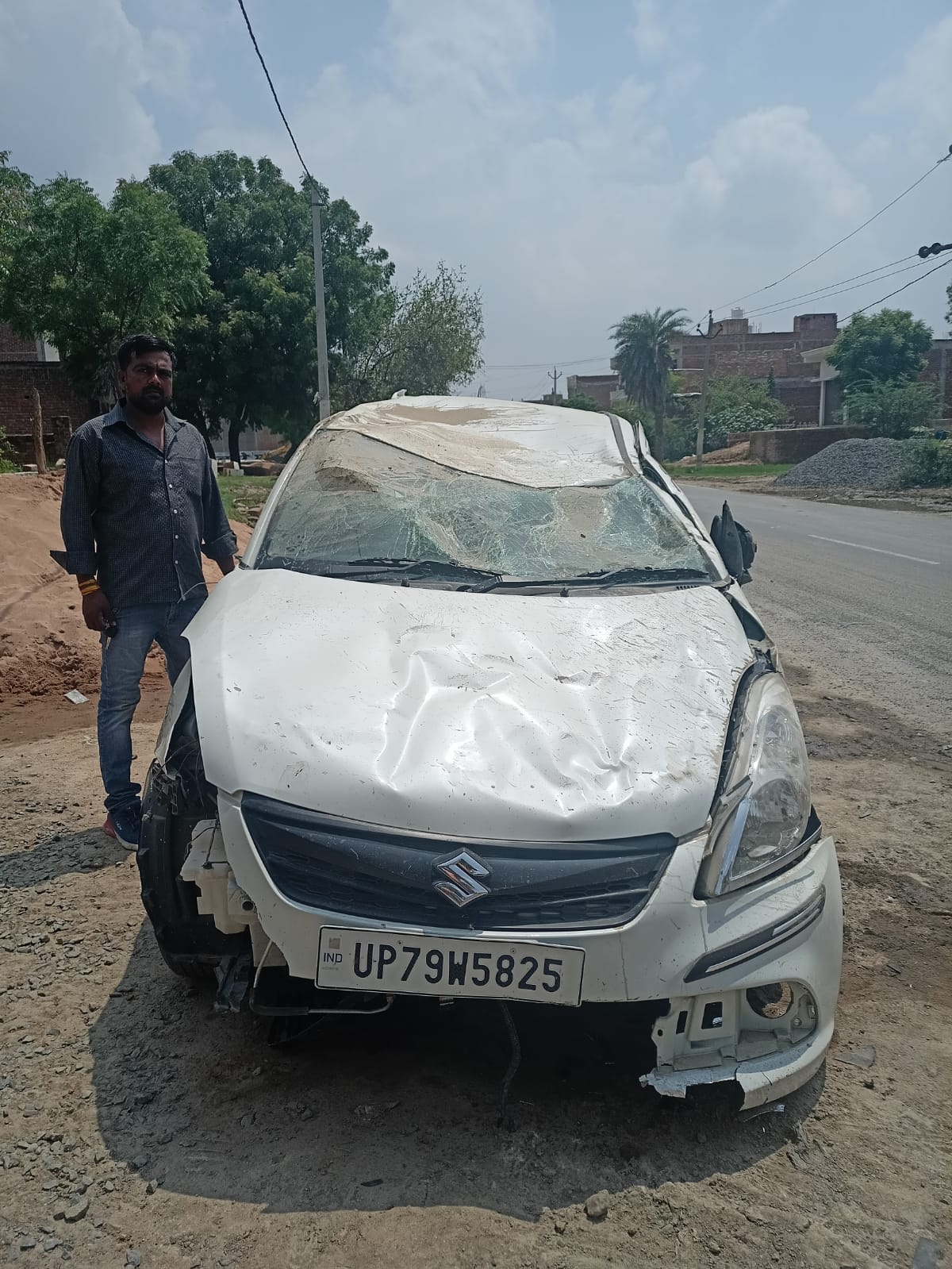 etawah news,Car overturned while avoiding a pothole on the national highway