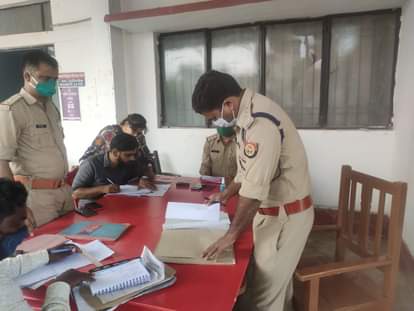 फोटो-24एयूआरपी-4- बिधूना थाने में शिकायतें सुनते सीओ मुकेश प्रताप सिंह। संवाद