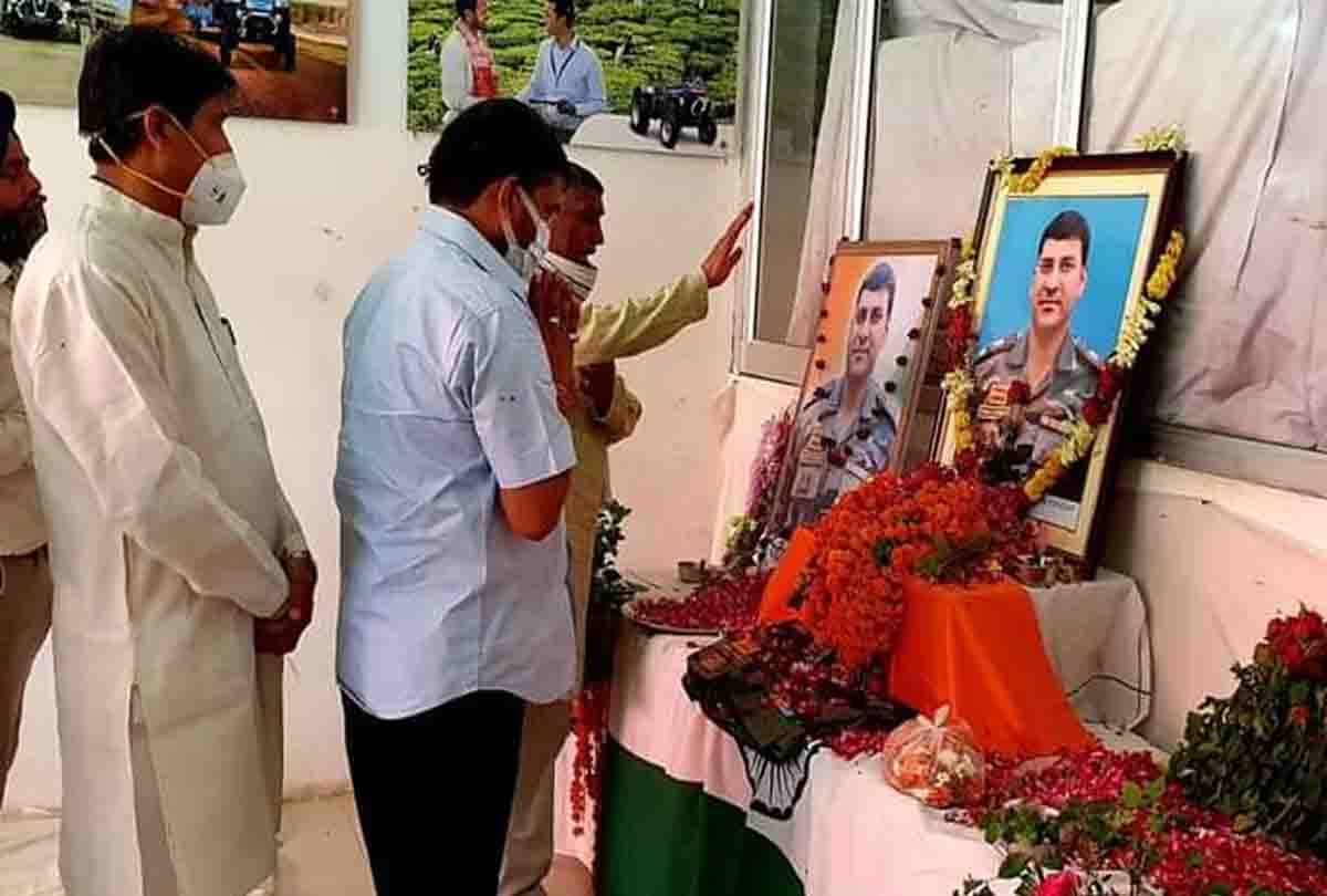 one and a half year old daughter gave last farewell to martyr pankaj in hardoi up