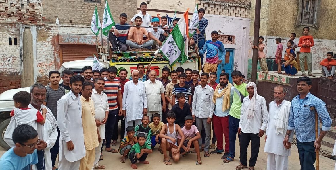 Farmers left for Tikri border with water and soil in Kanwar
