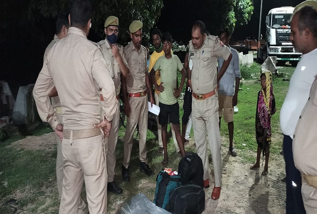 Bag of food security officer posted in Jaunpur was stolen in Varanasi found unclaimed in Manduwadih