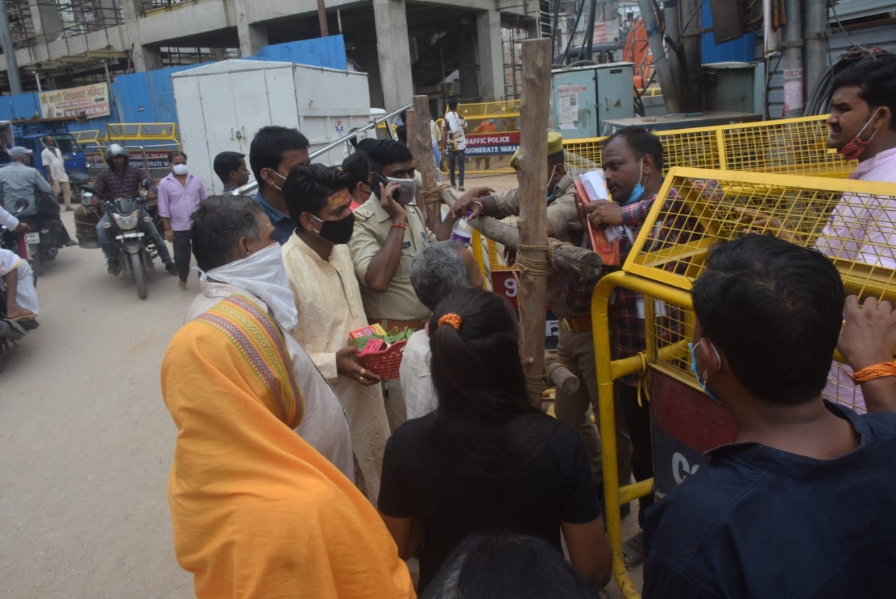Kashi Vishwanath Temple common devotees faced trouble On first day of Sawan 2021 in varanasi due to one gate close