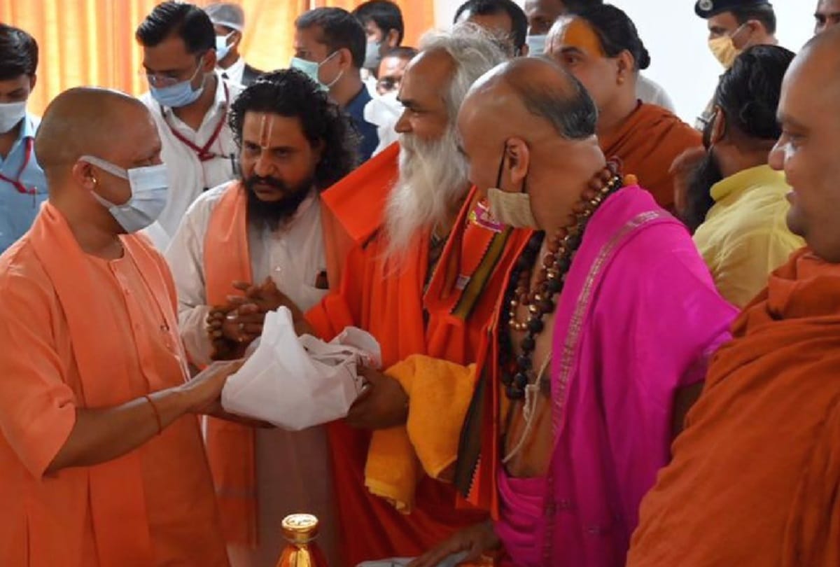Yogi in Ayodhya: After visiting Ramlala, took stock of the construction work of the temple: Chief Minister took care of saints