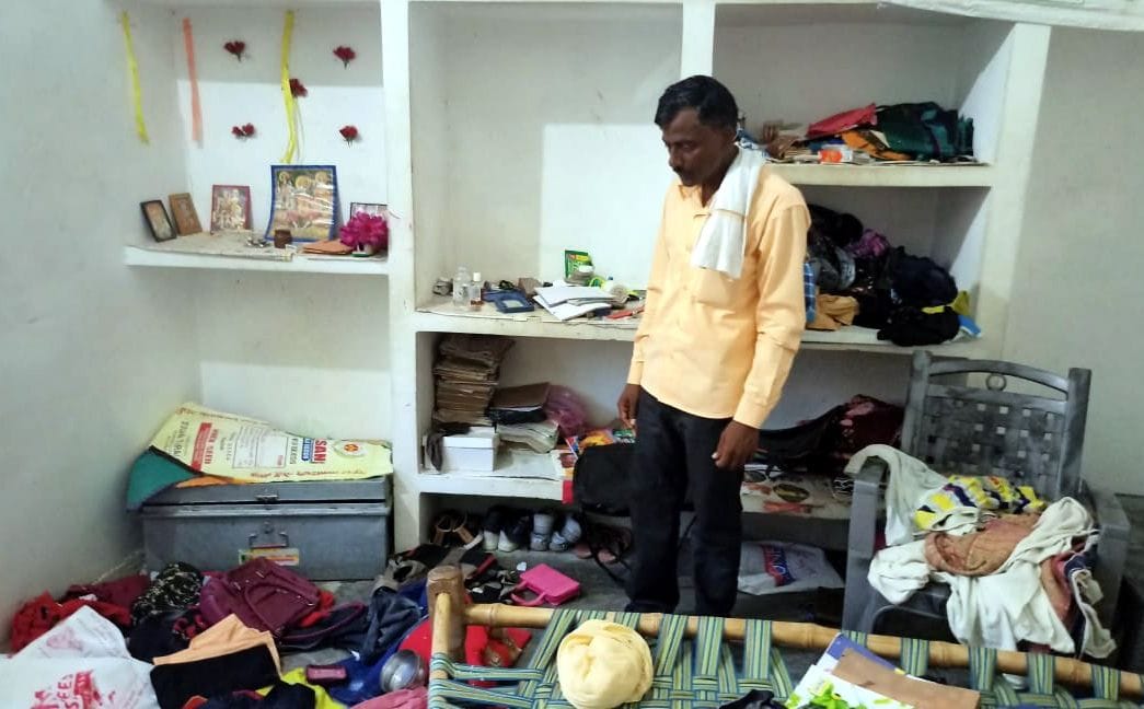 Thieves took away cash, jewelry from a closed house