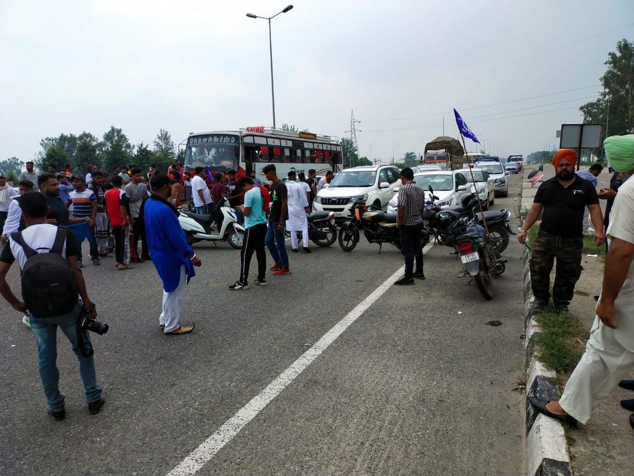 Ambedkar Army jammed Jalandhar-Amritsar National Highway in protest against inflation