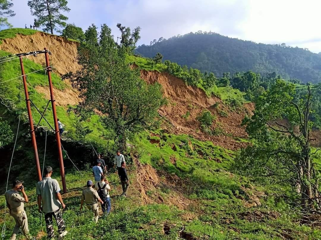 SDM took stock of the danger of landslide from Bisauria drain