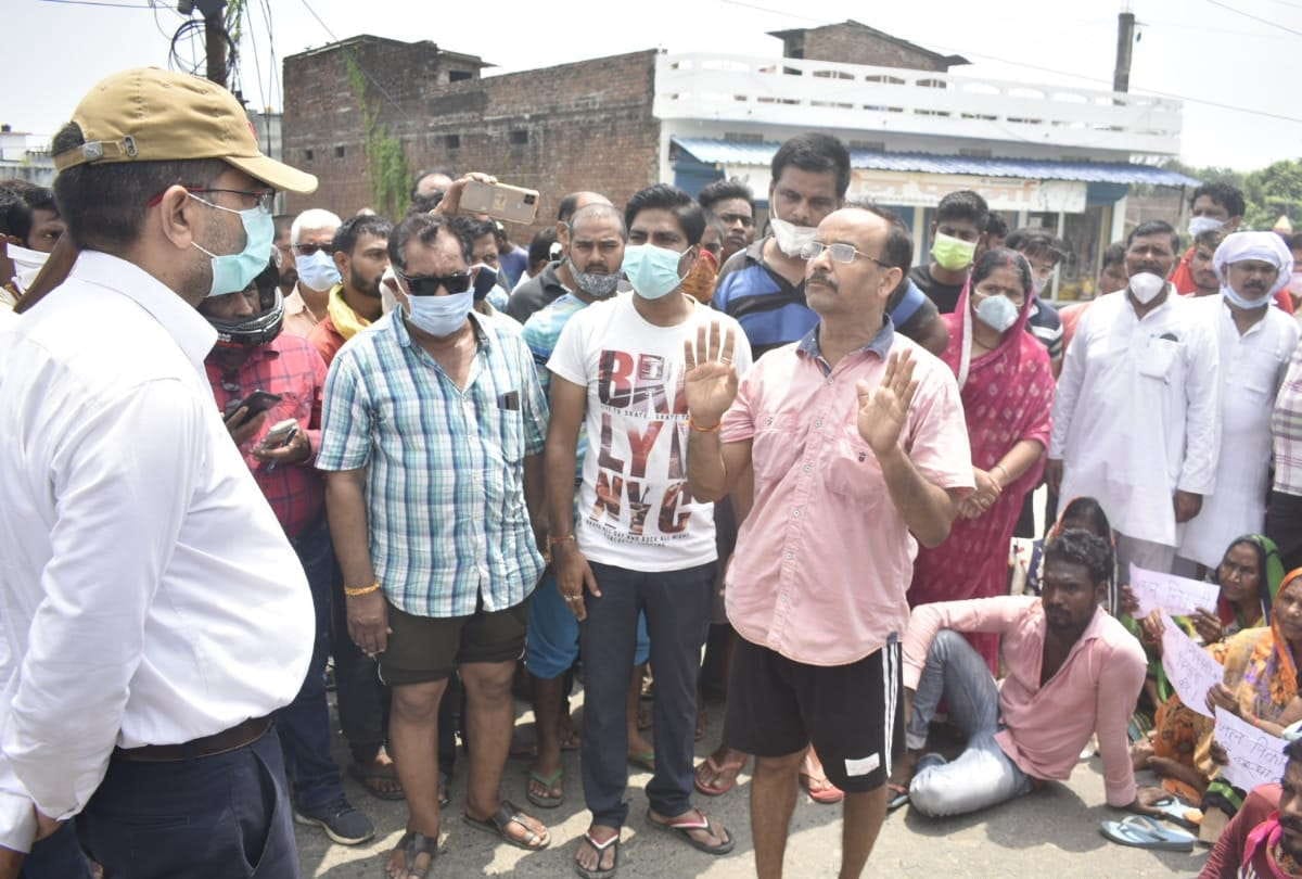Anger of people erupted against waterlogging people jammed Gorakhpur-Deoria road for hours