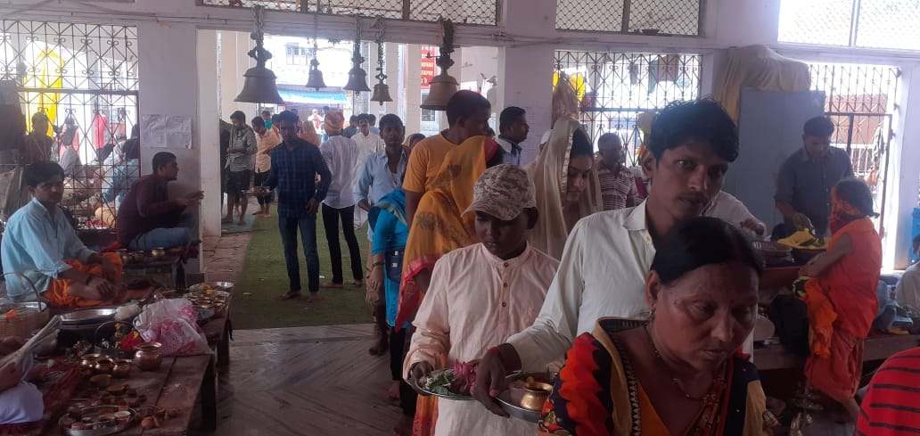 Sawan: In Ballia, the pagoda reverberated with the cheers of Har Har Mahadev, devotees of Baba Bholenath performed Jalabhishek