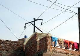 ht line ki chapet me aakar balika jhulshi