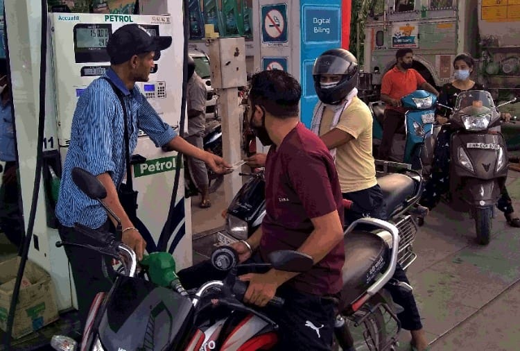 Food delivery boy affected by rising fuel prices in Chandigarh