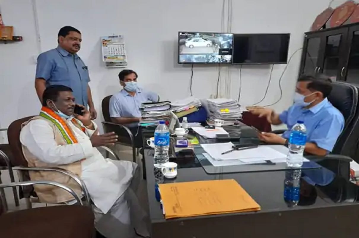 Congress mla brihaspati singh convoy attacked fir registered against relative of minister ts singhdev