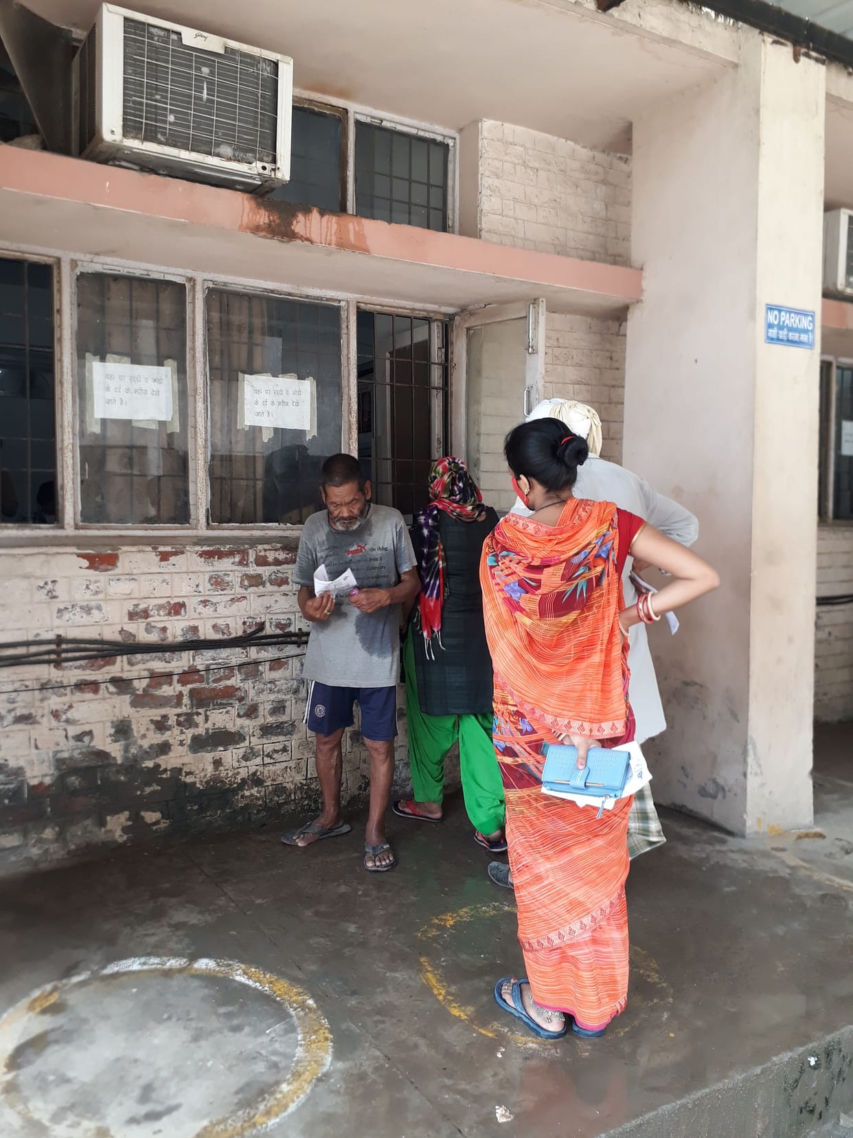 jhajjar bahadurgarh news,AC water in doctors' rooms falling on patients