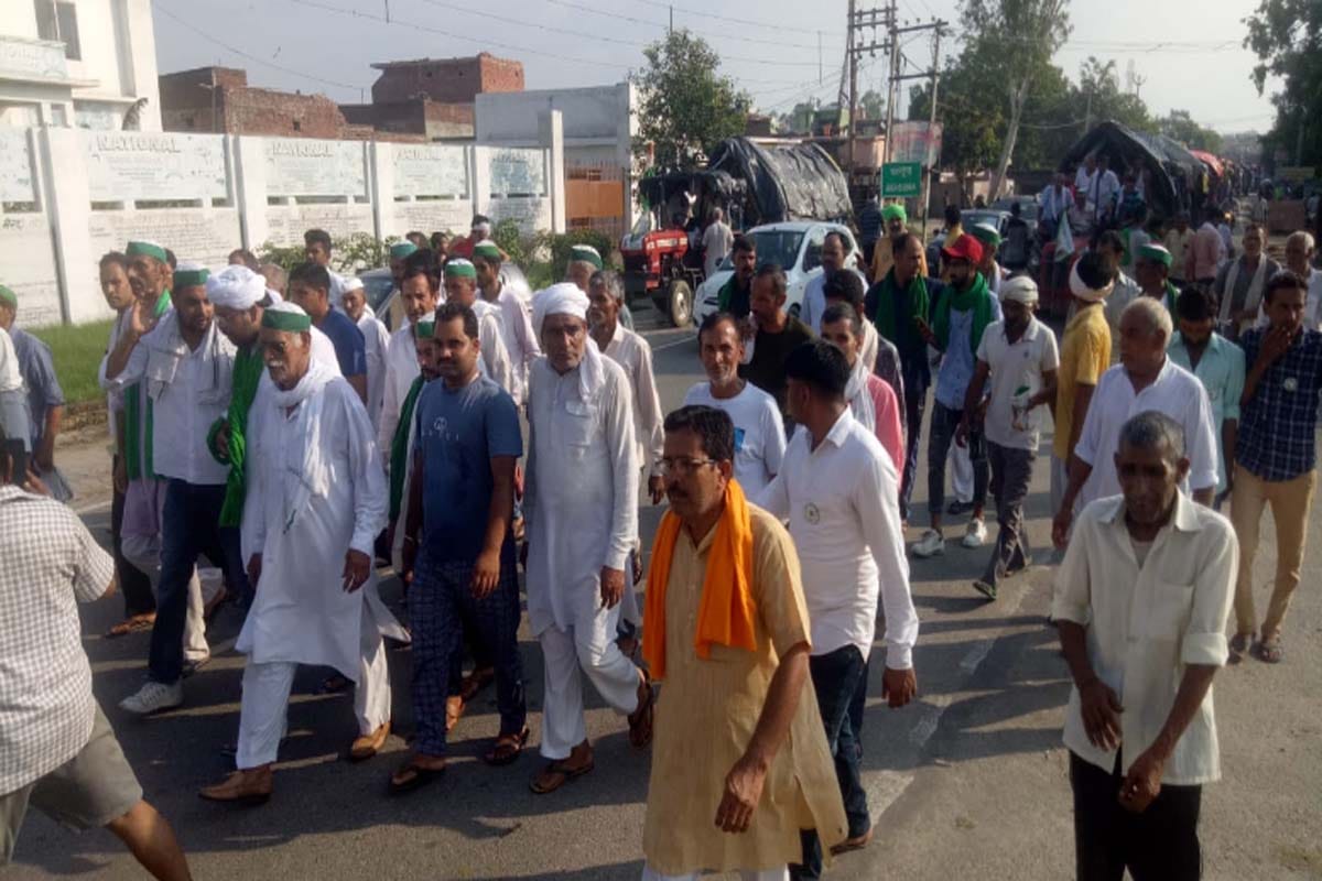 kisan tractor yatra : more than three hundred tractors left for left for Ghazipur border through Delhi Meerut Highway