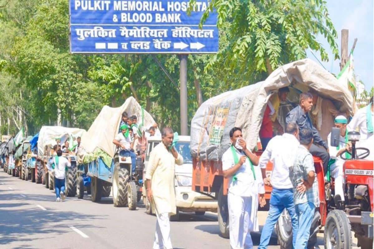 kisan tractor yatra : more than three hundred tractors left for left for Ghazipur border through Delhi Meerut Highway