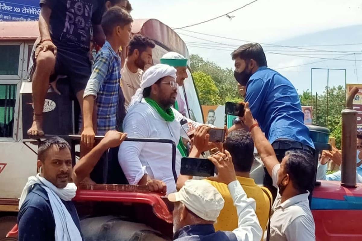 kisan tractor yatra : more than three hundred tractors left for left for Ghazipur border through Delhi Meerut Highway