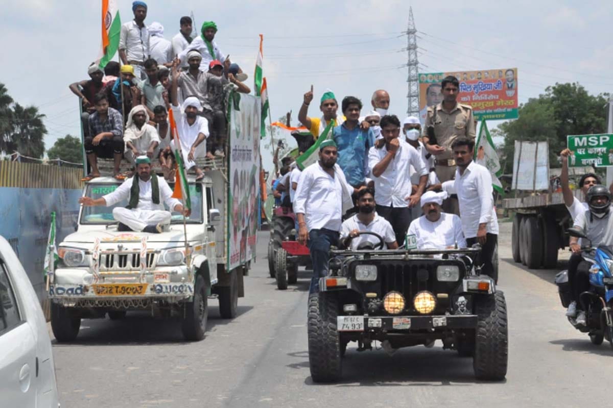 kisan yatra : Farmers left for Ghazipur border with hundreds of cars and tractor trolley with bku chief Naresh Tikait