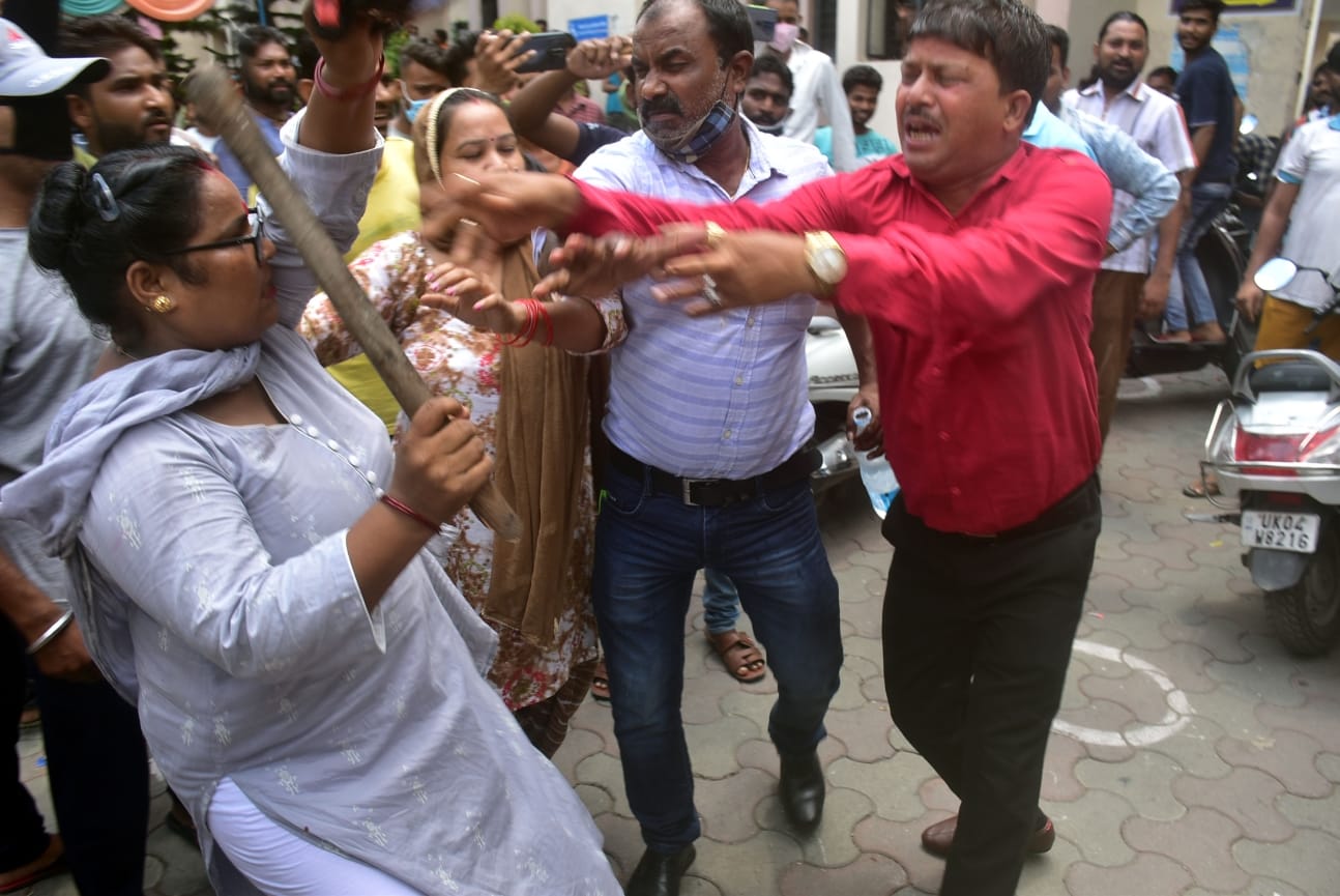 uttarakhand news:  strike of sanitation workers reached to fight, women beaten nayak, photos