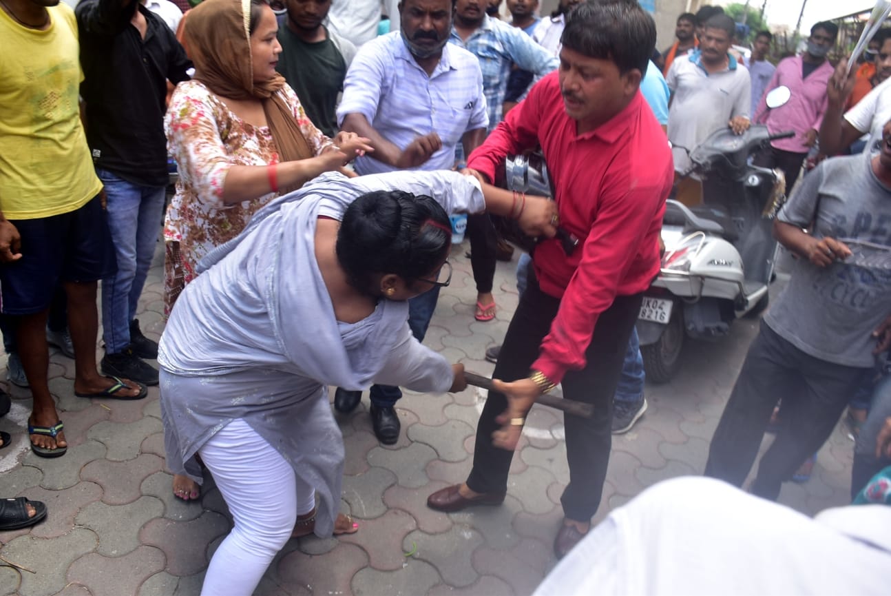 uttarakhand news:  strike of sanitation workers reached to fight, women beaten nayak, photos