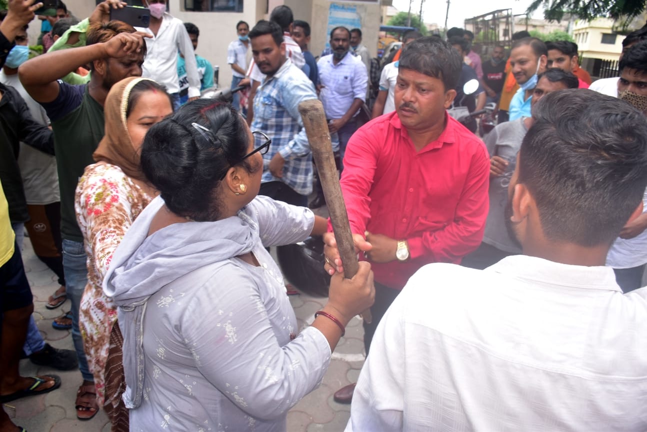 uttarakhand news:  strike of sanitation workers reached to fight, women beaten nayak, photos