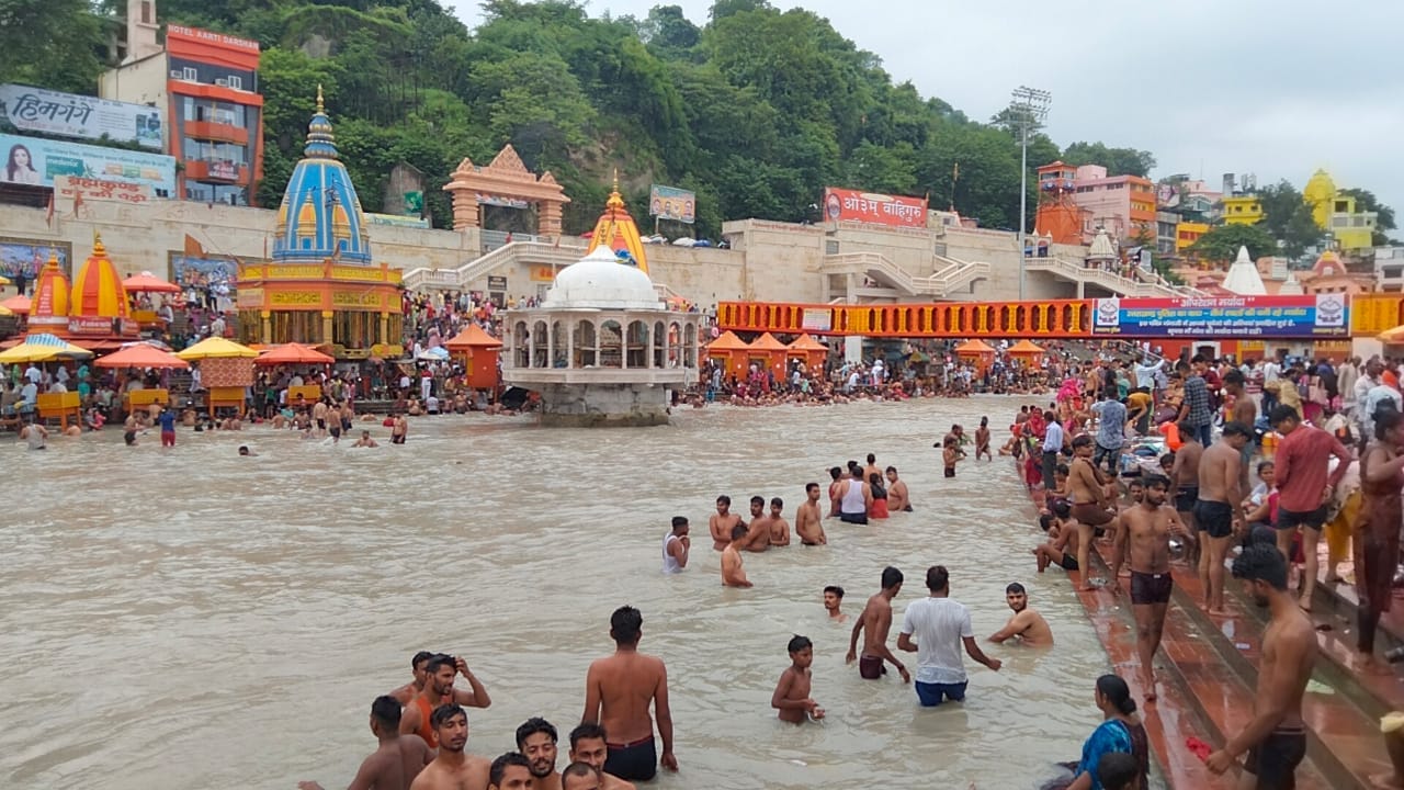 uttarakhand news: huge ruse for ganga snan in haridwar, devotee covid rules violation watch photos
