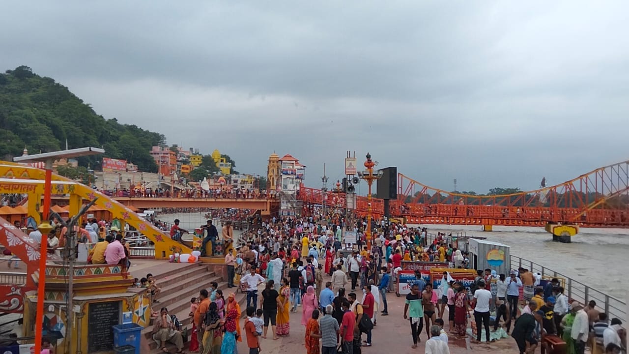 uttarakhand news: huge ruse for ganga snan in haridwar, devotee covid rules violation watch photos