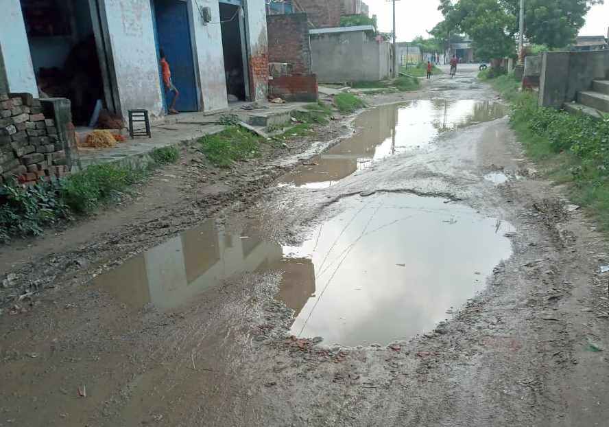 Difficult to walk on roads due to waterlogging
