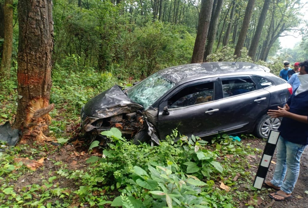 Accident in dehradun: Car Collided with big tree and two people dead