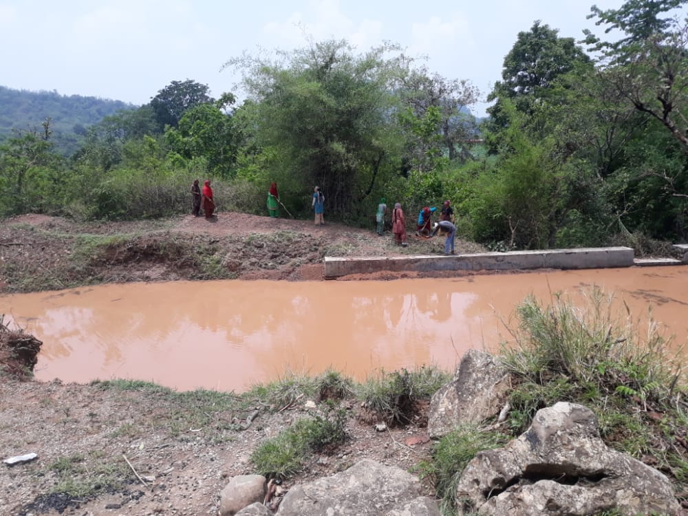 woman saving water in sirmaur