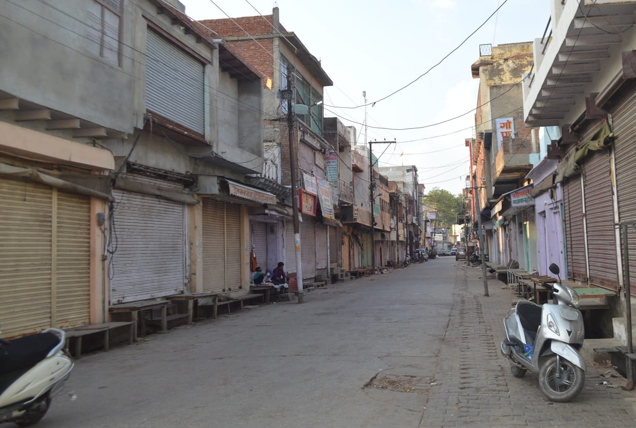 Hathras: Silence prevailed in the markets due to Corona curfew