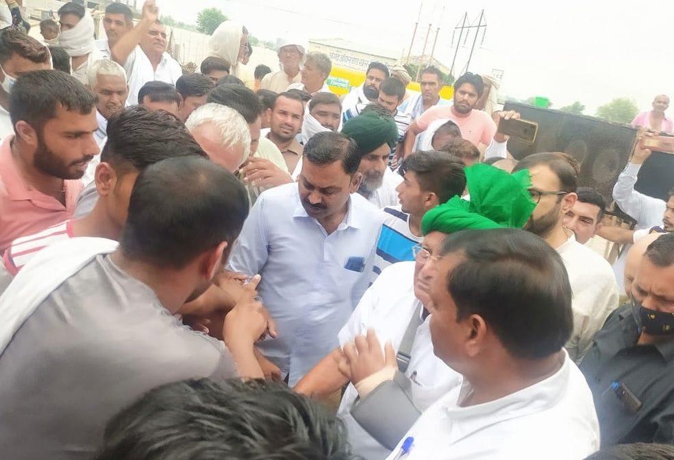 Farmers did not give mic to former CM Omprakash Chautala who reached Khatkar toll plaza