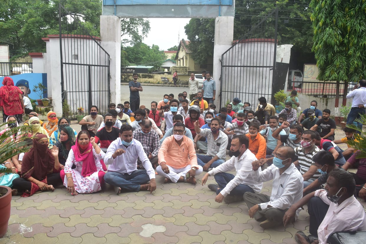 Sanitation workers surrounded the police station in protest against the arrest