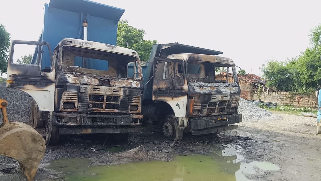 Naxalites set fire to the company's office building a road