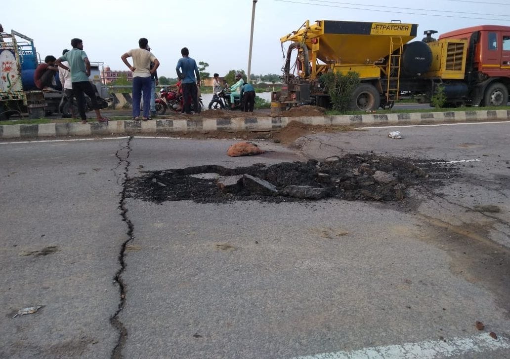 jhajjar bahadurgarh news,Dhansi culvert on Gurugram road, police diverted heavy vehicles