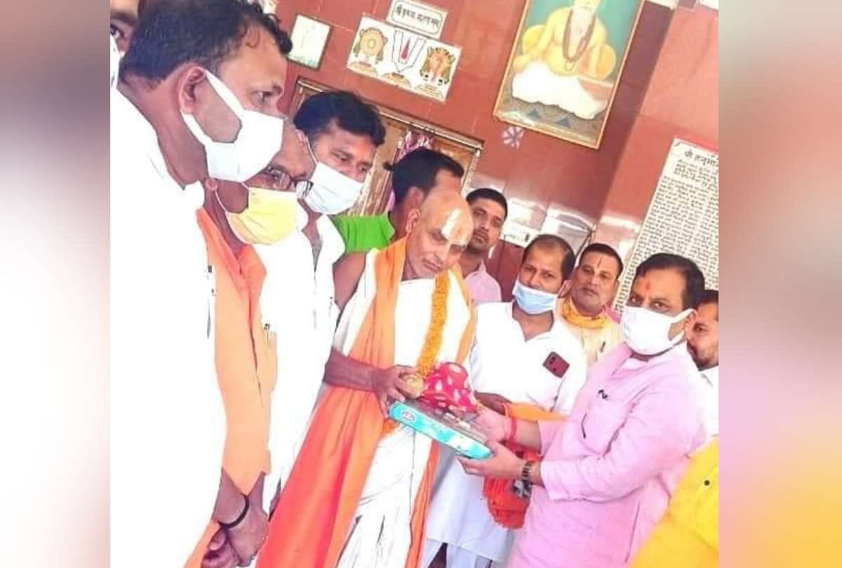 Mission 2022 Election Sadhus and saints honored in Gorakhpur