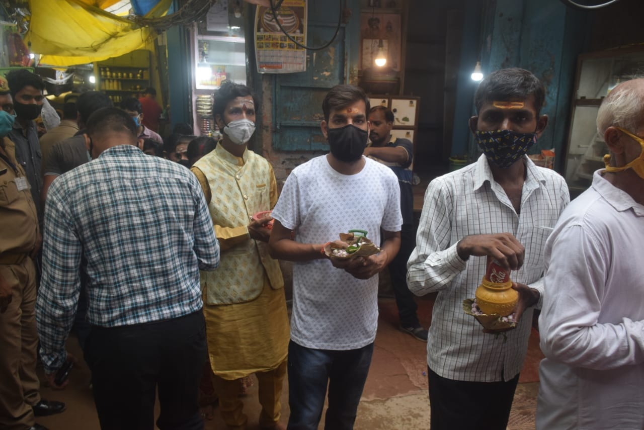 Kashi Vishwanath Temple common devotees faced trouble On first day of Sawan 2021 in varanasi due to one gate close