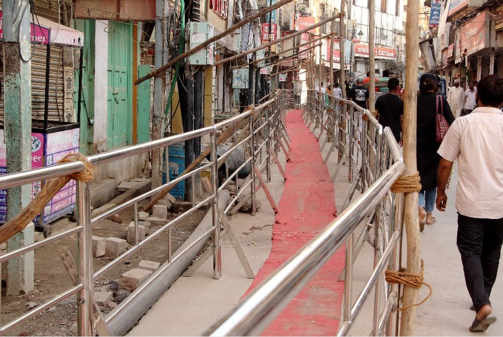 Kashi Vishwanath Temple common devotees faced trouble On first day of Sawan 2021 in varanasi due to one gate close