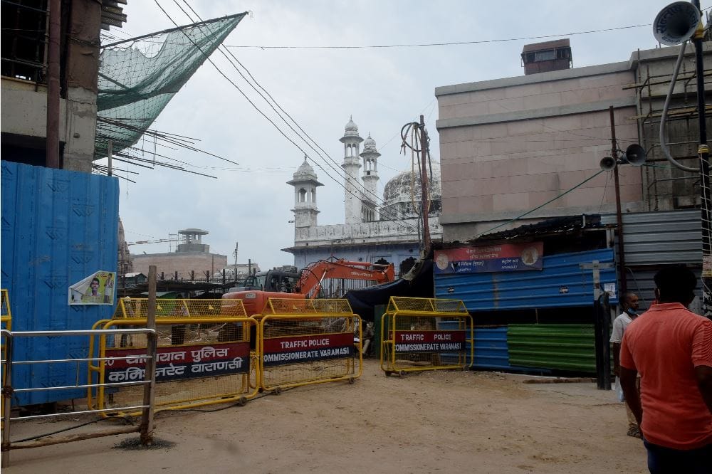 Kashi Vishwanath Temple common devotees faced trouble On first day of Sawan 2021 in varanasi due to one gate close
