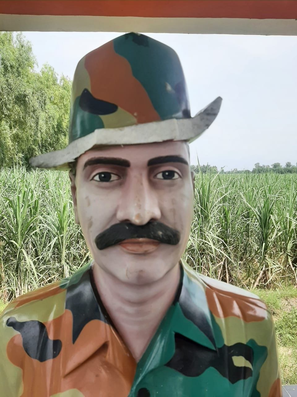 Soldier's statue broken in village Chitauda