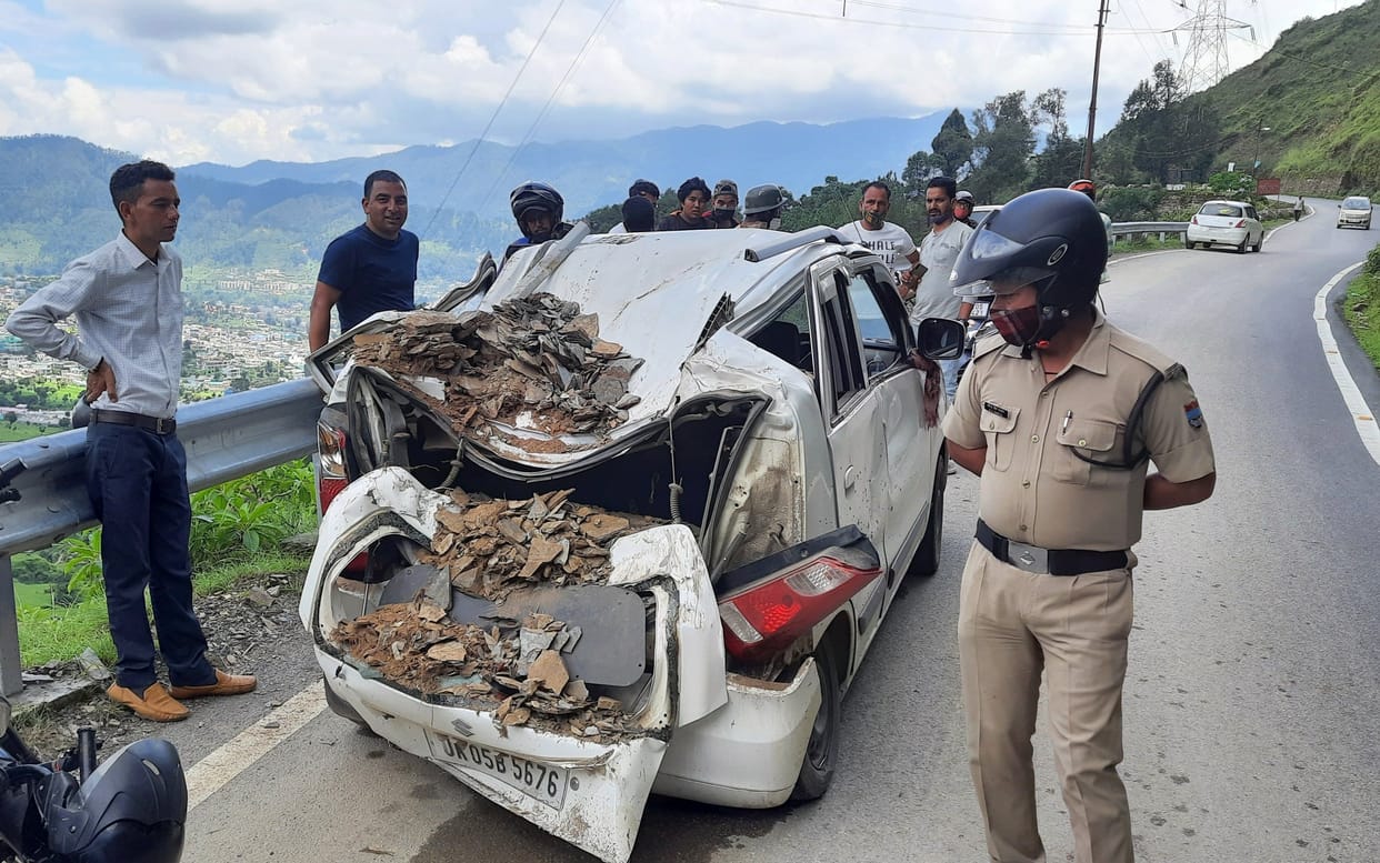 Car damaged due to debris and stone falling in Pithoragarh Chandak road