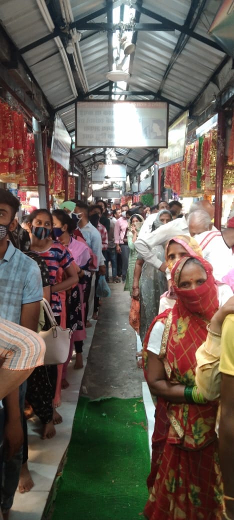 There is an influx of devotees in Chintpurni temple