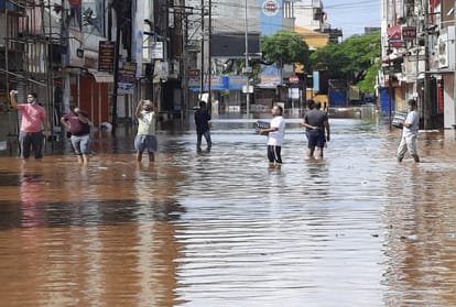 Heavy rain and flood havoc: 10 inches of rain in MPs Jaora, heavy rain in Gujarat, know all weather updates