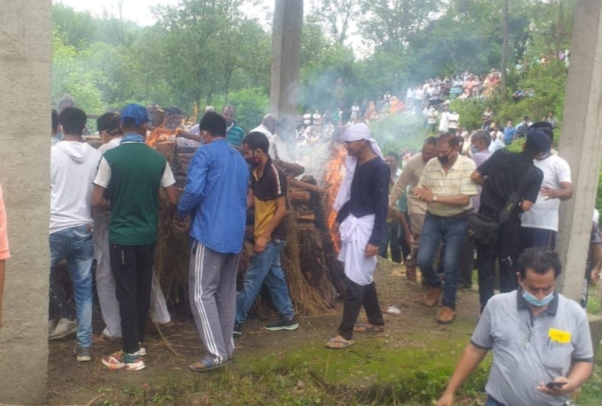 hamirpur himachal news: martyr kamal dev cremation in hamirpur brother lights funeral pyre