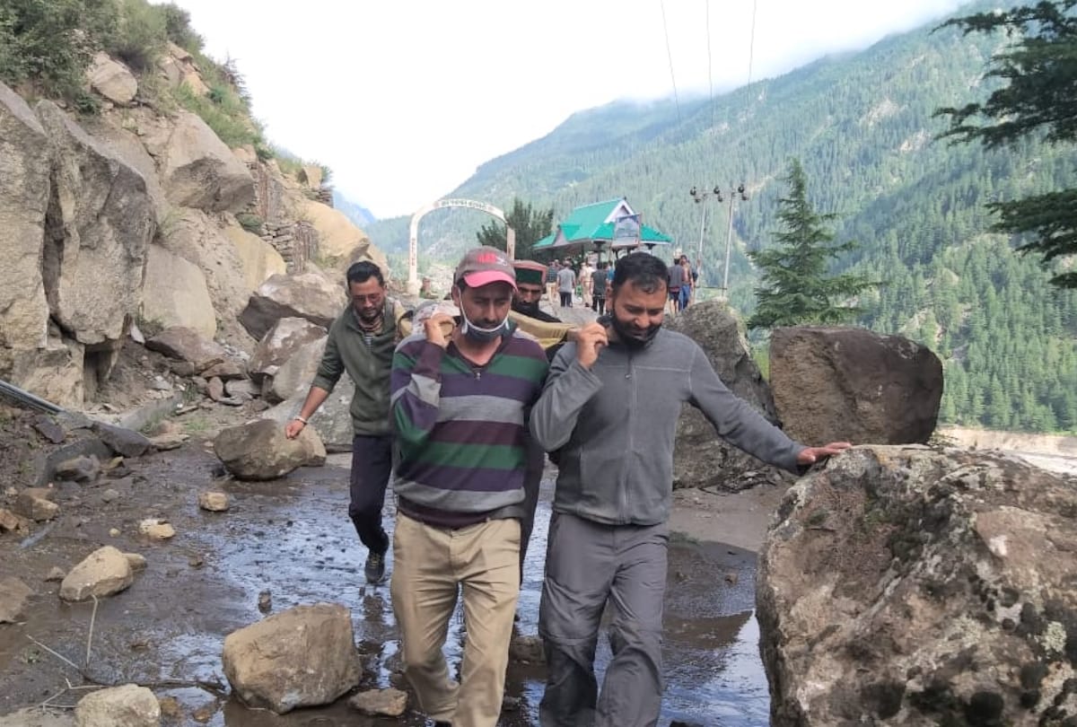 kinnaur landslide News: two tourist saved life by taking shelter under rock