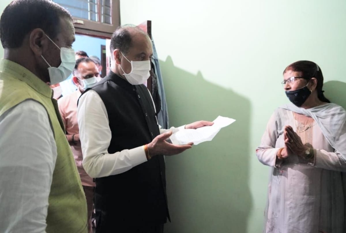 himachal Mandi News: cm jairam thakur gave one lakh rupee to woman for treatment