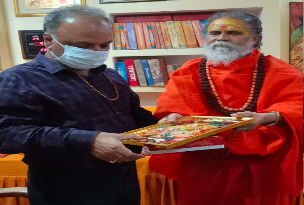 Acting Chief Justice of High Court made attendance at Bade Hanuman temple